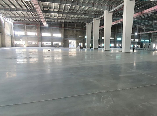 金剛砂耐磨地坪粉化的原因？